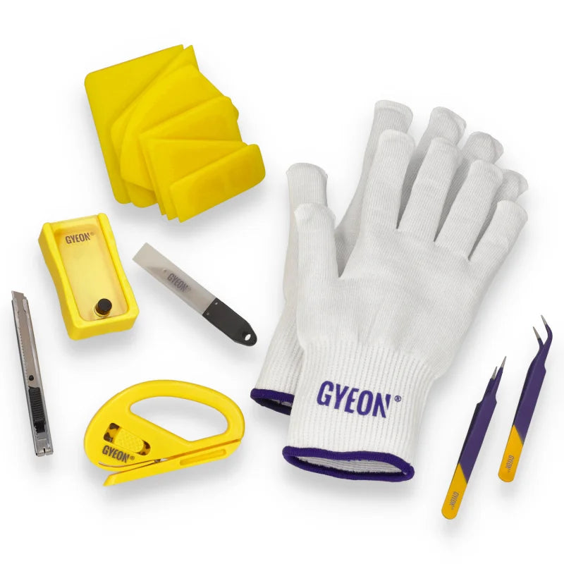 PPF-Installationsset mit weißen Handschuhen und gelben Werkzeugen